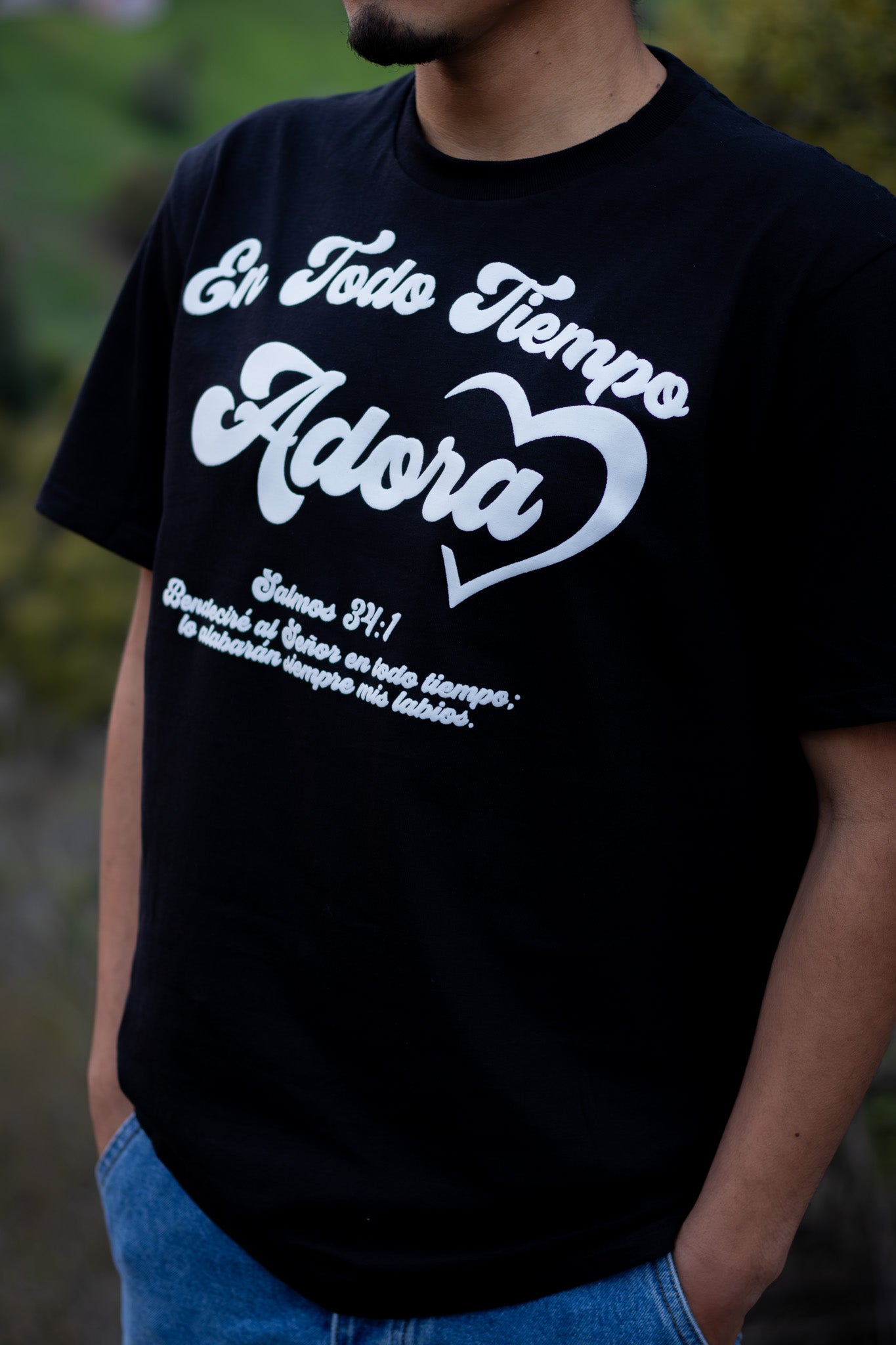 "En Todo Tiempo Adora" T-Shirt