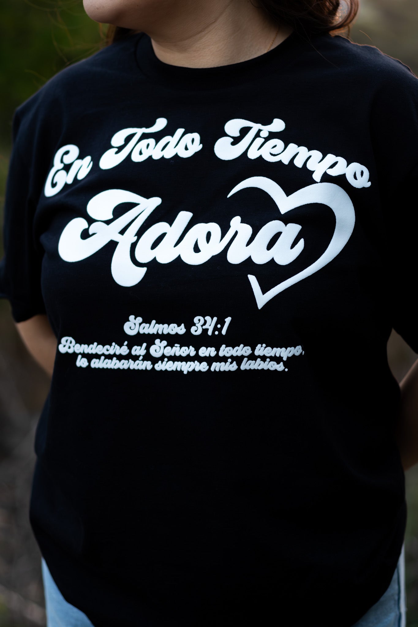 "En Todo Tiempo Adora" T-Shirt